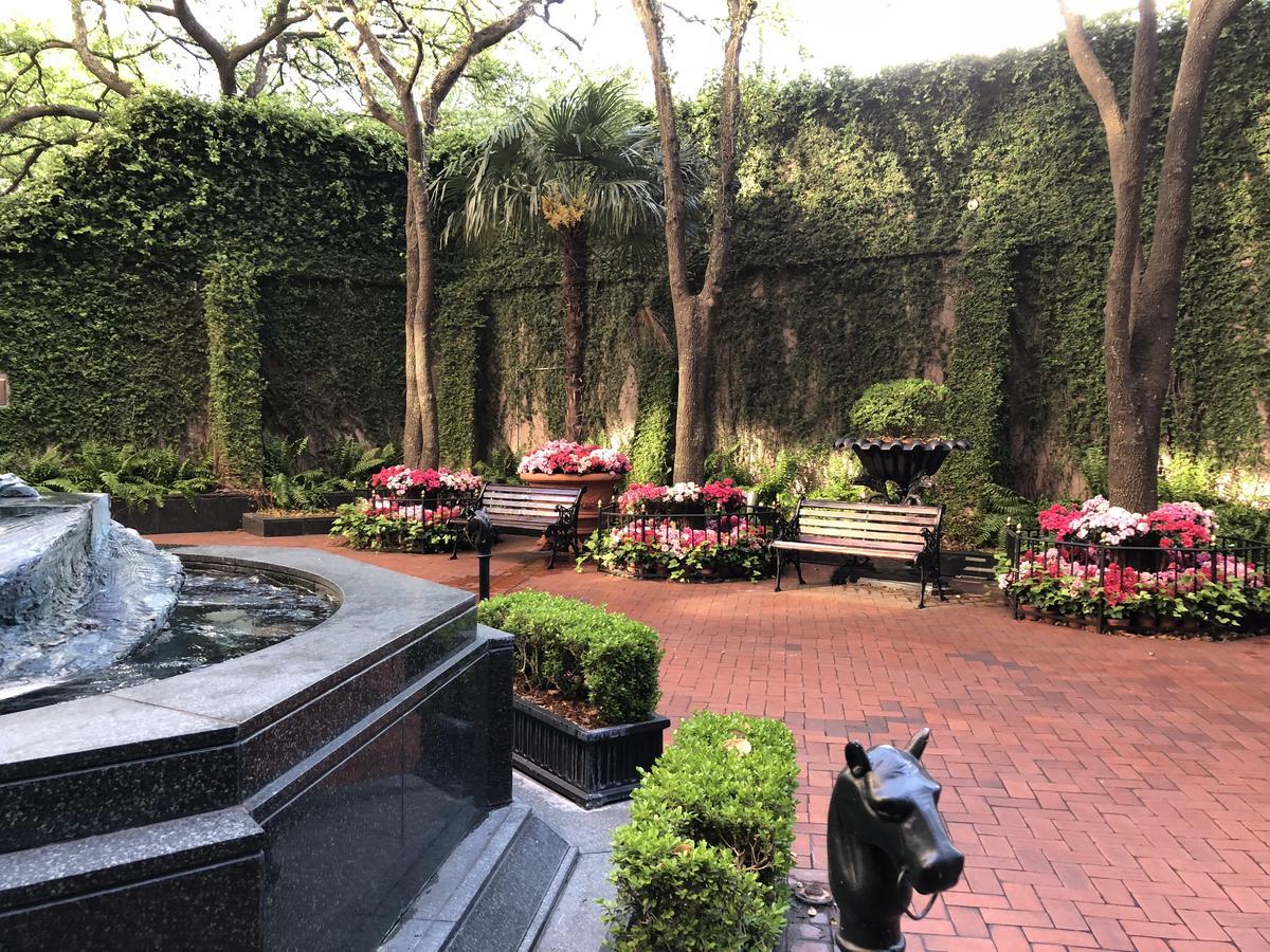 The Windsor Court Hotel New Orleans Exterior photo